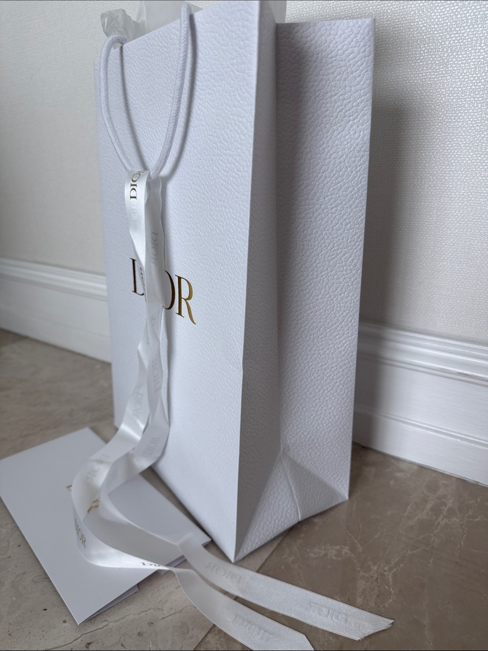 Dior White Textured Gift bag, envelope , ribbon with Gold Logo, New - Picture 3 of 11